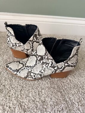 Qupid Snakeskin Print Western Ankle Booties Women’s Size 8 Cutout Pointed Toe